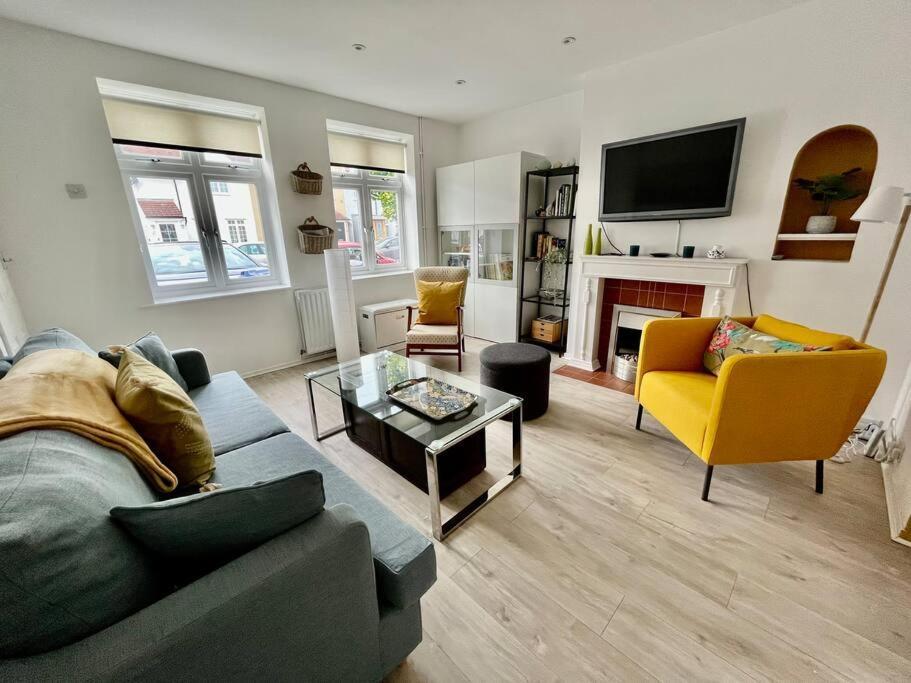 ByfleetEntire 3 Bed House Weybridge Brooklands, London别墅 外观 照片