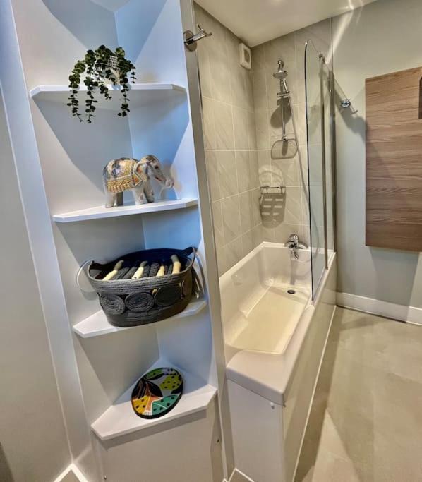 ByfleetEntire 3 Bed House Weybridge Brooklands, London别墅 外观 照片