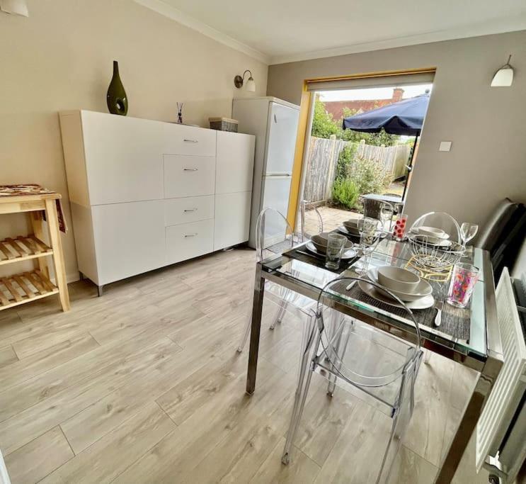 ByfleetEntire 3 Bed House Weybridge Brooklands, London别墅 外观 照片