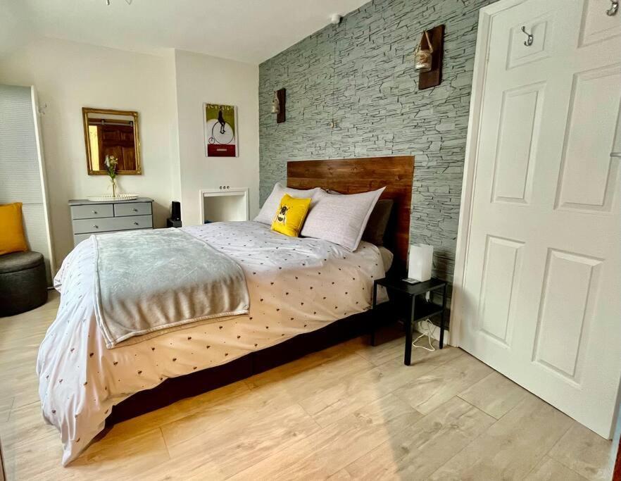 ByfleetEntire 3 Bed House Weybridge Brooklands, London别墅 外观 照片