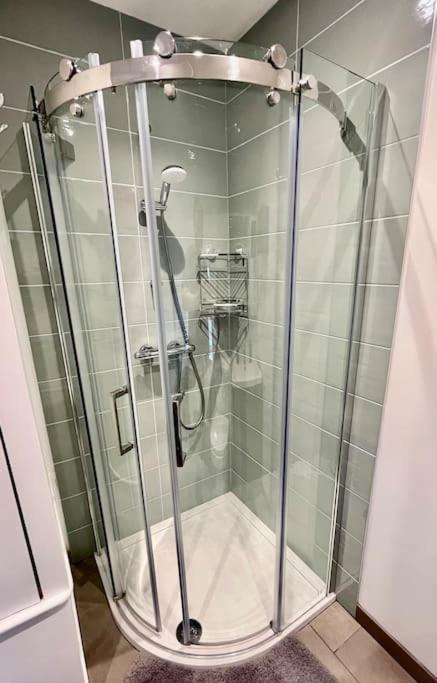 ByfleetEntire 3 Bed House Weybridge Brooklands, London别墅 外观 照片