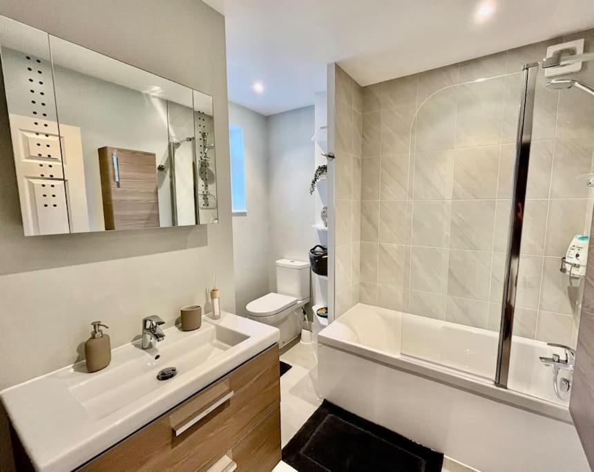 ByfleetEntire 3 Bed House Weybridge Brooklands, London别墅 外观 照片