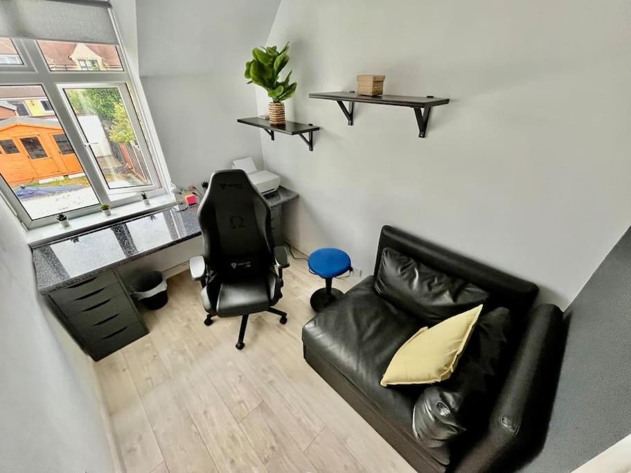 ByfleetEntire 3 Bed House Weybridge Brooklands, London别墅 外观 照片