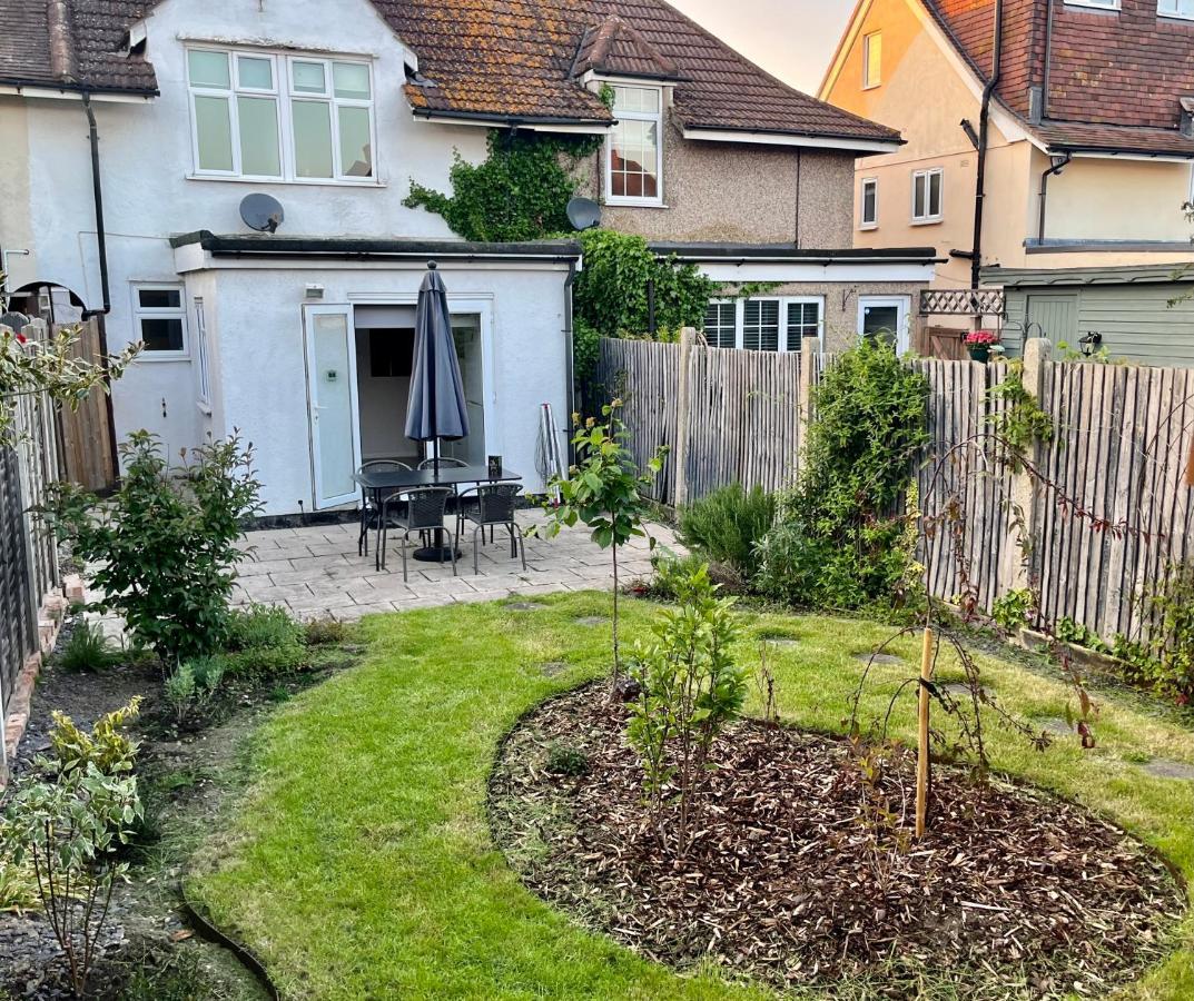 ByfleetEntire 3 Bed House Weybridge Brooklands, London别墅 外观 照片